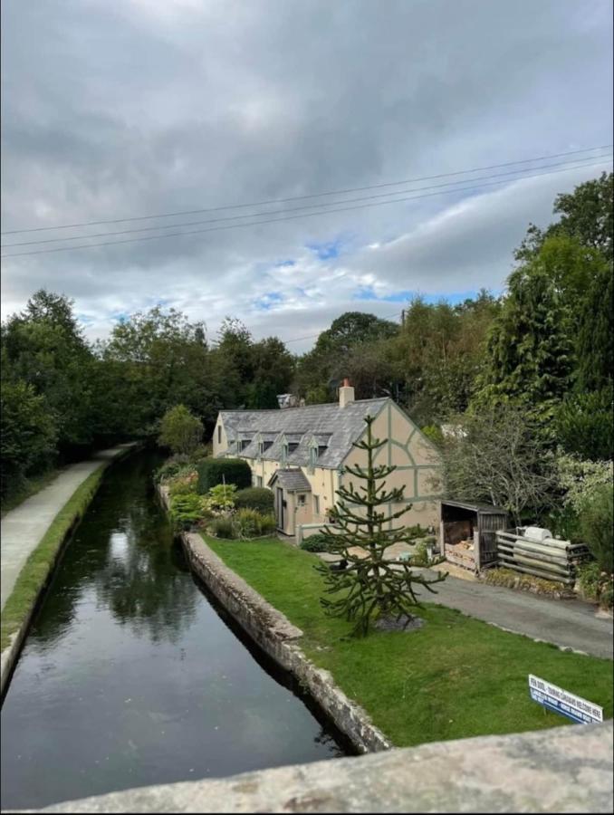 Canalside Cottage In The Heart Of Llangollen. Esterno foto